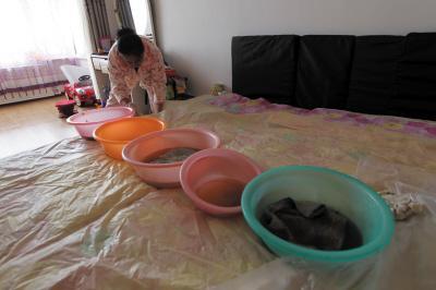 金沙楼上漏水，住户失联，小区没物管，业主维权难！律师来支招……
